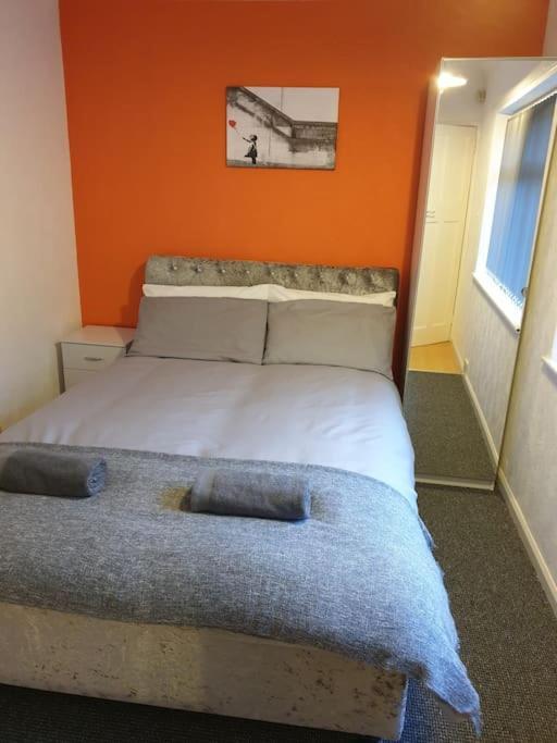 Perry House! Sleeps 7,ideal For Contractors & Business Stays, Large Driveway With & Car Parking Holiday home Nottingham
