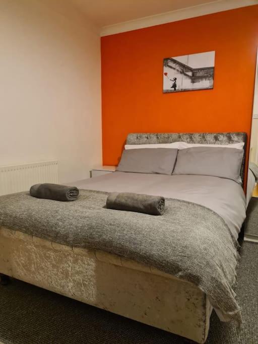 Perry House! Sleeps 7,ideal For Contractors & Business Stays, Large Driveway With & Car Parking *