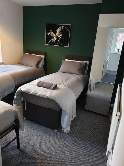 Holiday home Perry House! Sleeps 7,ideal For Contractors & Business Stays, Large Driveway With & Car Parking Nottingham
