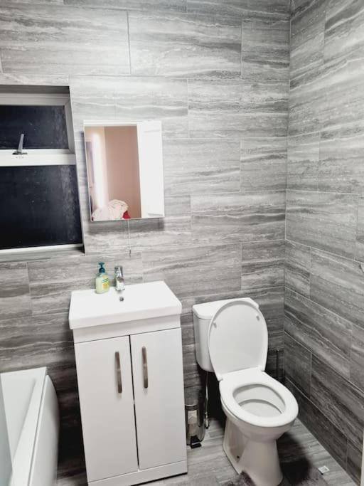 Perry House! Sleeps 7,ideal For Contractors & Business Stays, Large Driveway With & Car Parking * Nottingham