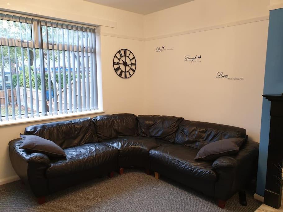 Holiday home Perry House! Sleeps 7,ideal For Contractors & Business Stays, Large Driveway With & Car Parking Nottingham
