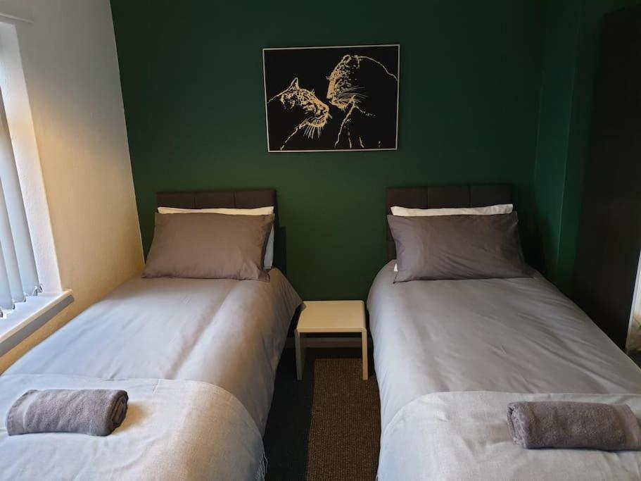 Perry House! Sleeps 7,ideal For Contractors & Business Stays, Large Driveway With & Car Parking * Nottingham