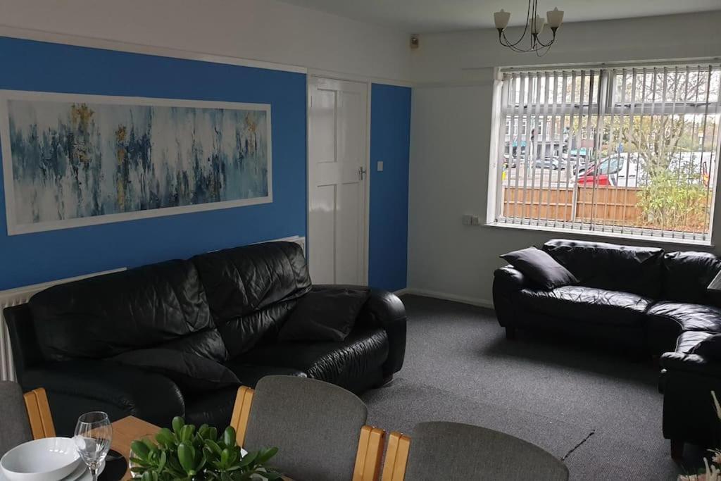 Perry House! Sleeps 7,ideal For Contractors & Business Stays, Large Driveway With & Car Parking Holiday home