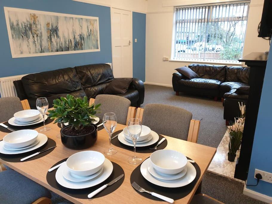 Perry House! Sleeps 7,ideal For Contractors & Business Stays, Large Driveway With & Car Parking Nottingham