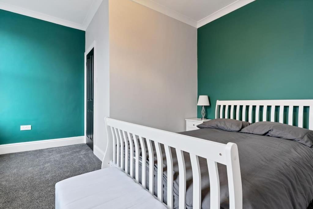 Liz's 4 Bed House: Close To The Motor Point Arena