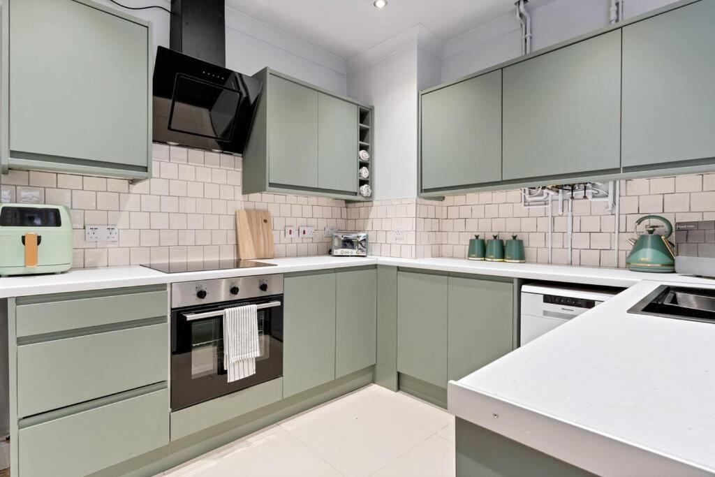 Holiday home Liz's 4 Bed House: Close To The Motor Point Arena Nottingham