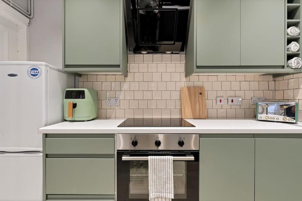 Liz's 4 Bed House: Close To The Motor Point Arena Nottingham