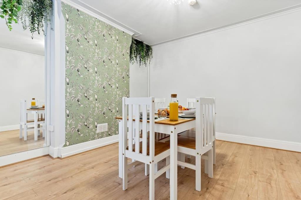 Liz's 4 Bed House: Close To The Motor Point Arena Holiday home