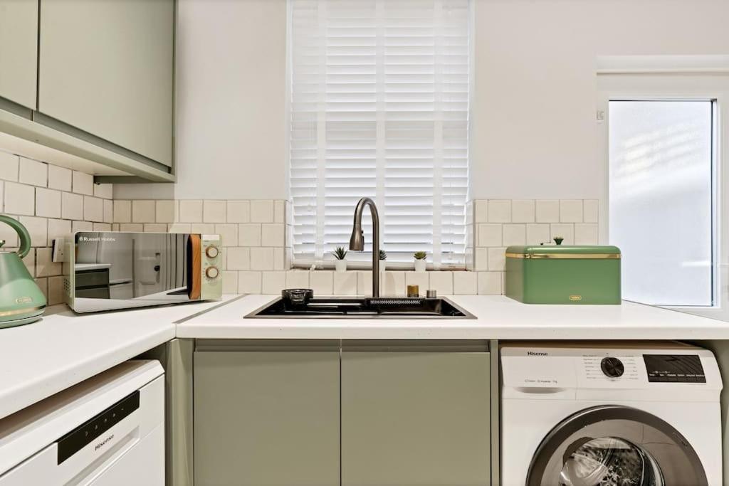 Liz's 4 Bed House: Close To The Motor Point Arena Holiday home