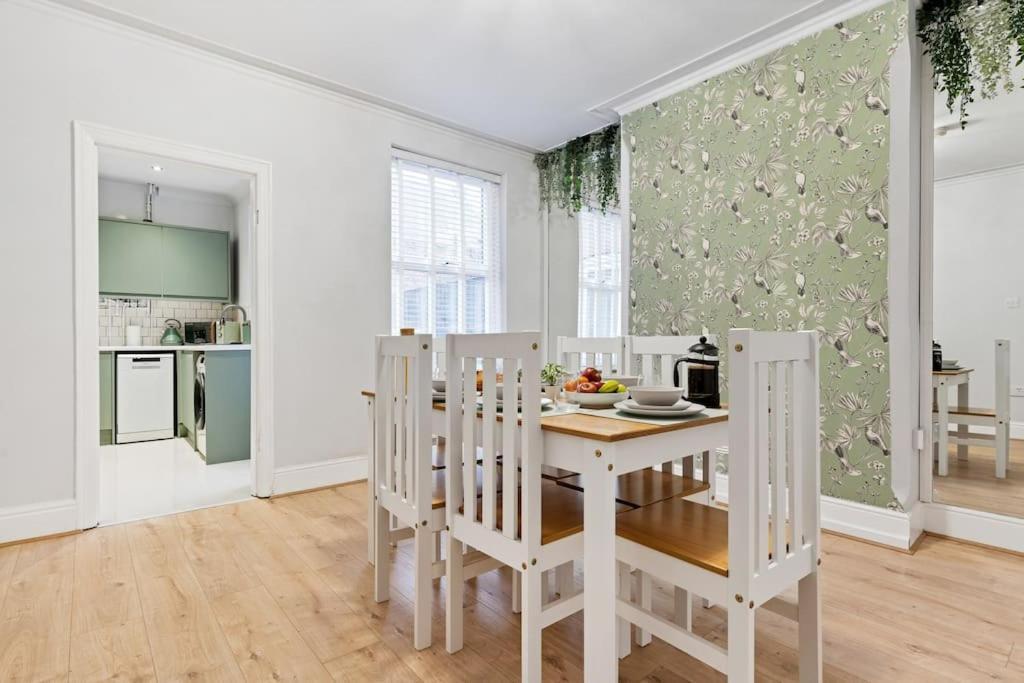 Liz's 4 Bed House: Close To The Motor Point Arena Holiday home Nottingham