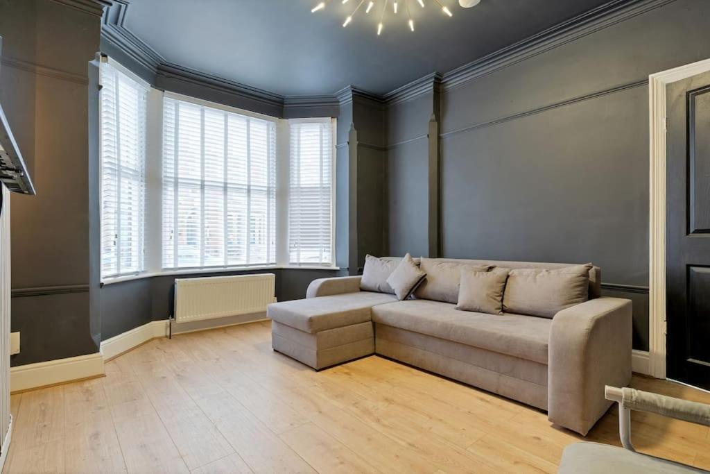 Holiday home Liz's 4 Bed House: Close To The Motor Point Arena