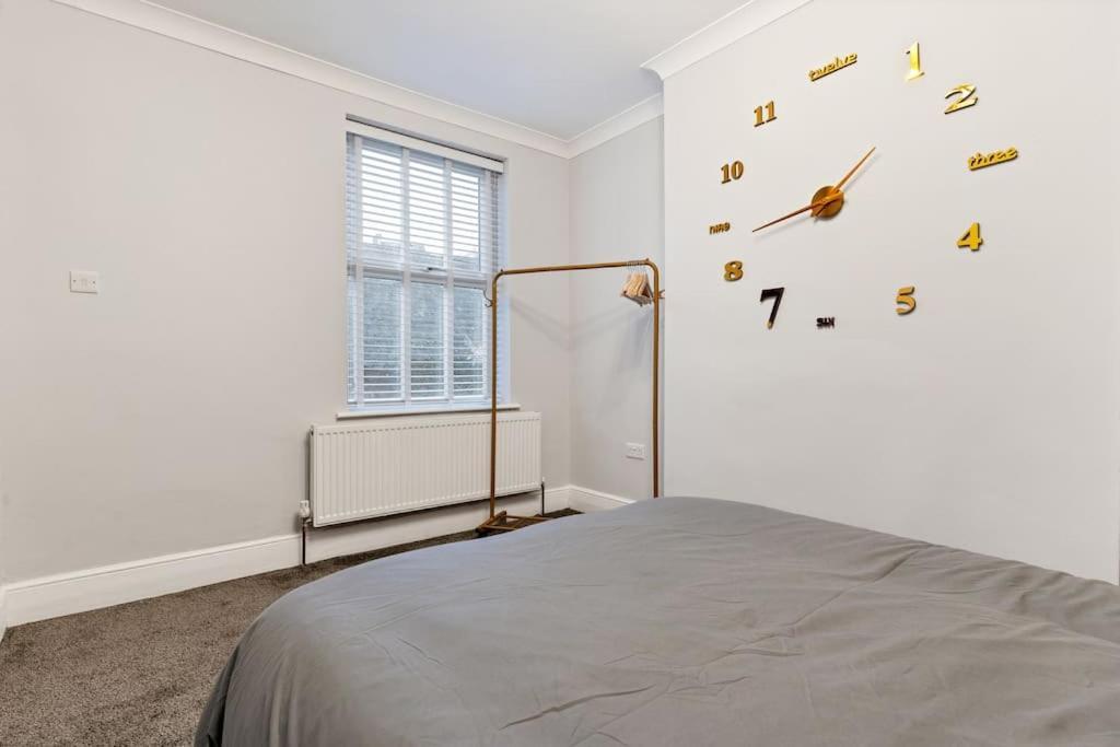 Liz's 4 Bed House: Close To The Motor Point Arena Holiday home *