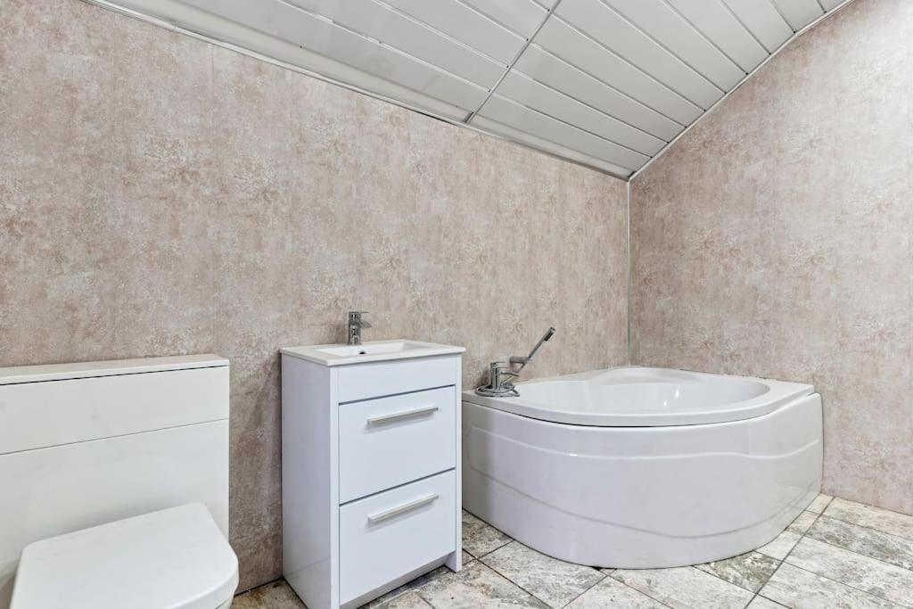 Liz's 4 Bed House: Close To The Motor Point Arena *