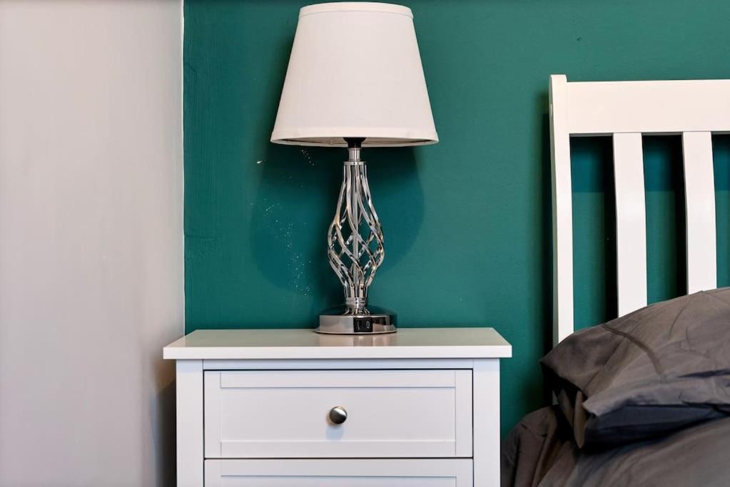 Liz's 4 Bed House: Close To The Motor Point Arena Holiday home