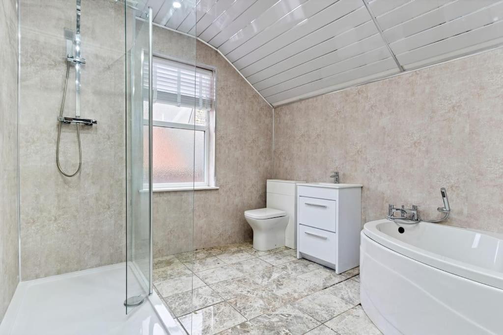 Holiday home Liz's 4 Bed House: Close To The Motor Point Arena Nottingham