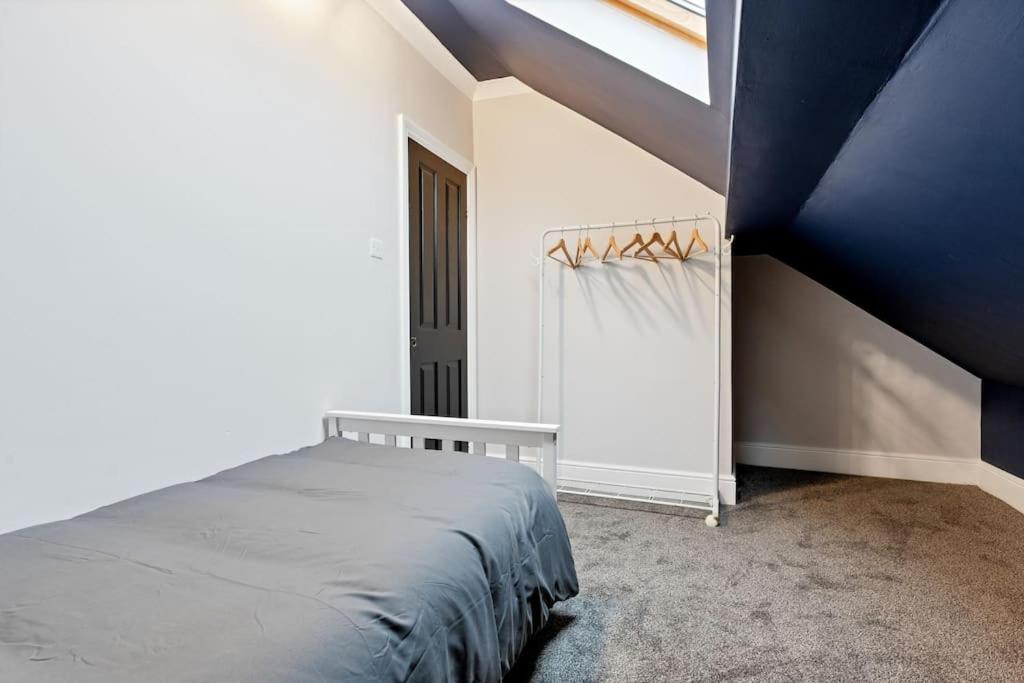 Holiday home Liz's 4 Bed House: Close To The Motor Point Arena *