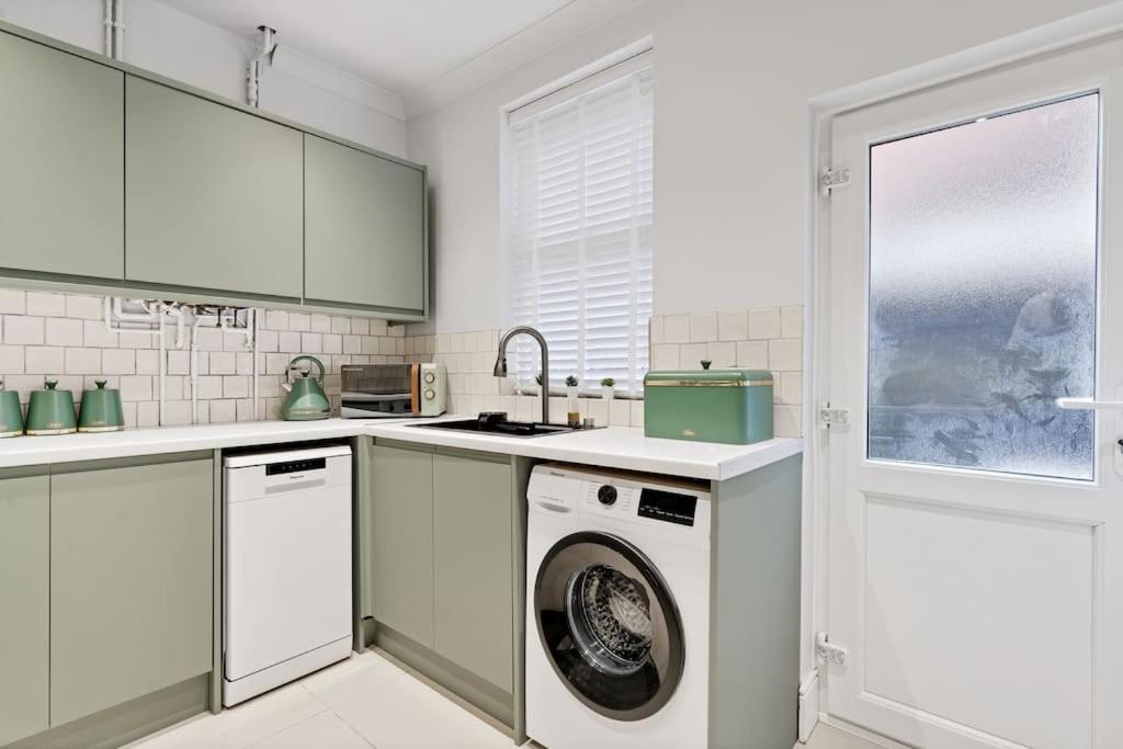 Liz's 4 Bed House: Close To The Motor Point Arena Holiday home