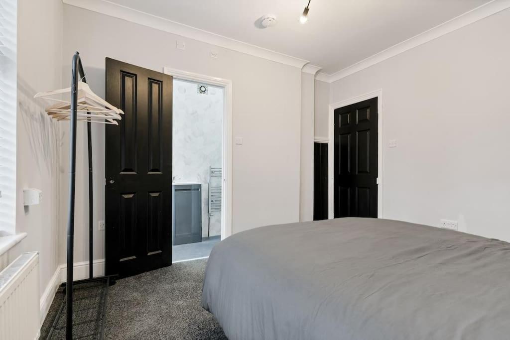Holiday home Liz's 4 Bed House: Close To The Motor Point Arena Nottingham