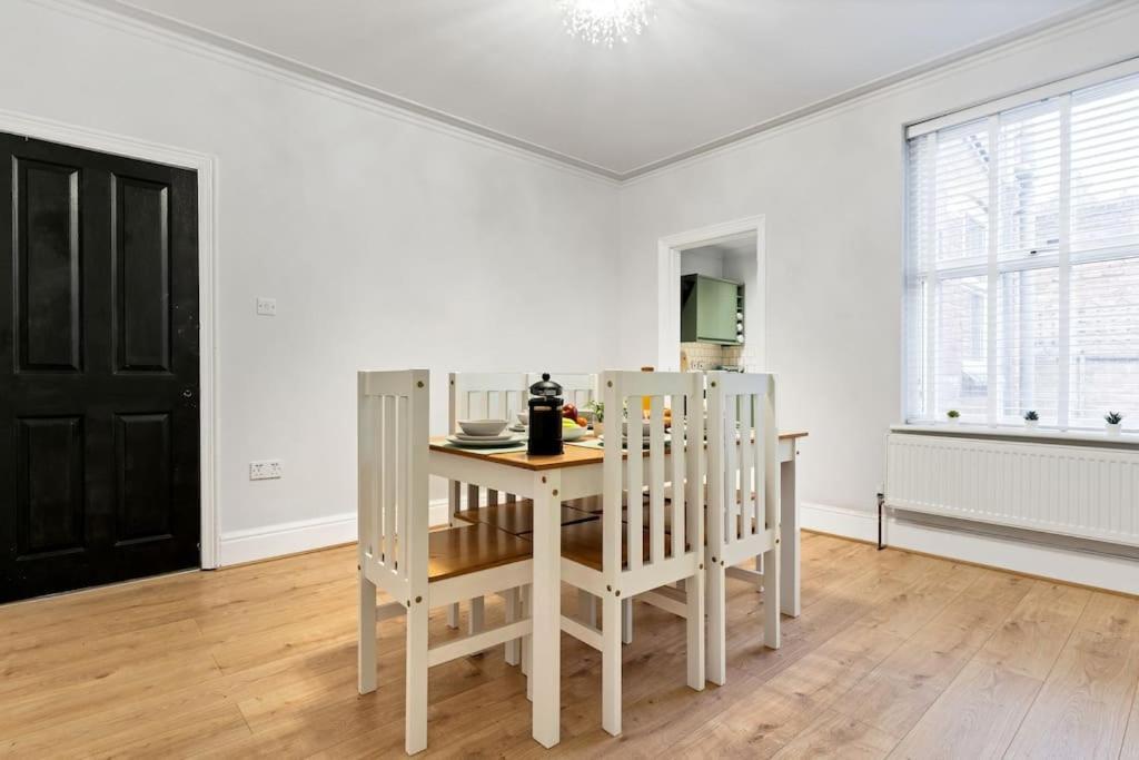 Liz's 4 Bed House: Close To The Motor Point Arena Nottingham