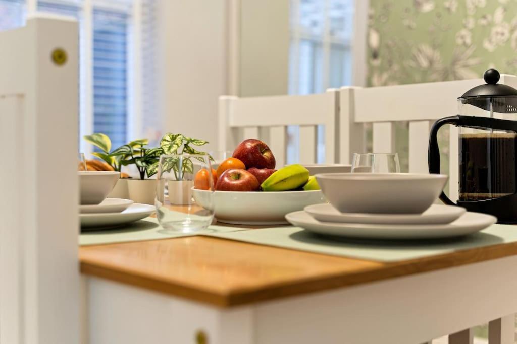 Liz's 4 Bed House: Close To The Motor Point Arena Holiday home Nottingham