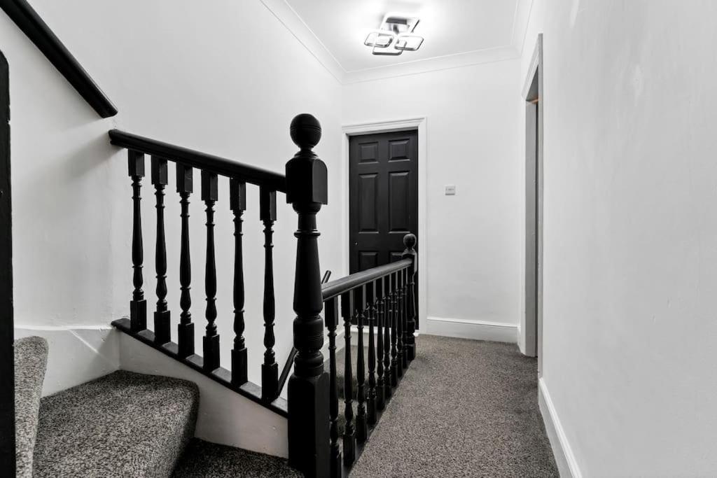 Holiday home Liz's 4 Bed House: Close To The Motor Point Arena *