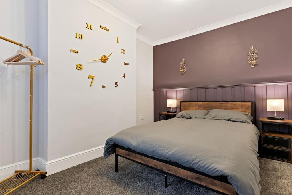 Liz's 4 Bed House: Close To The Motor Point Arena *