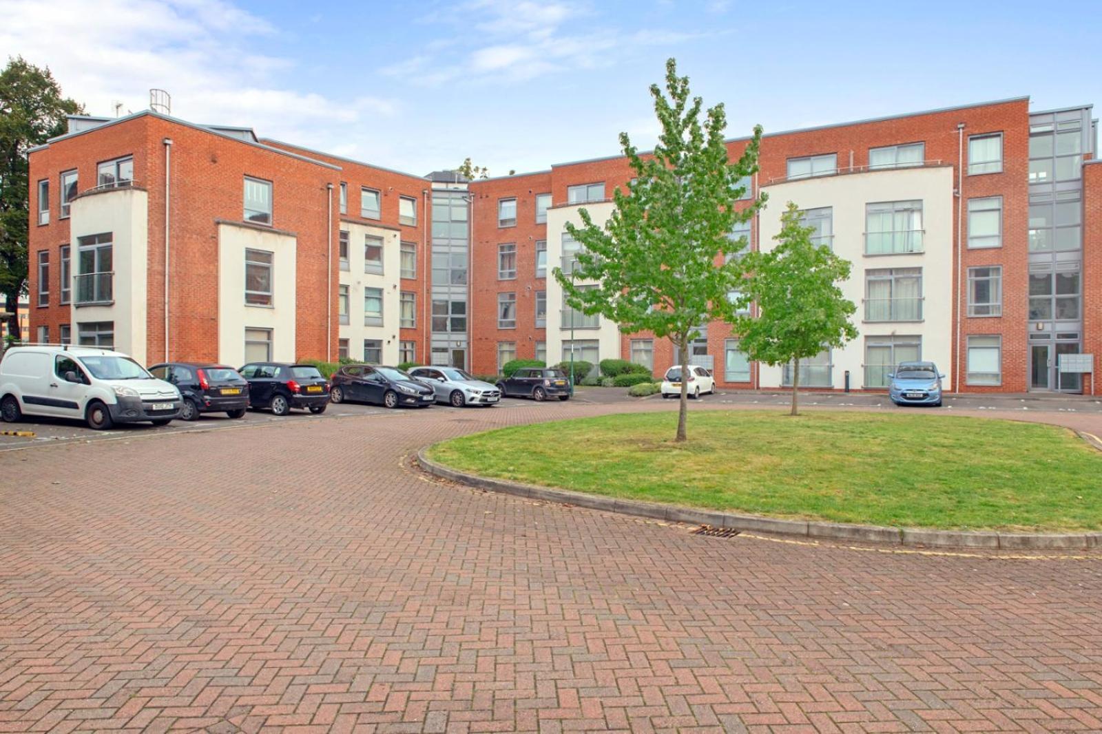 Spacious 2 Bedroom Opposite Qmc Hospital Apartment *