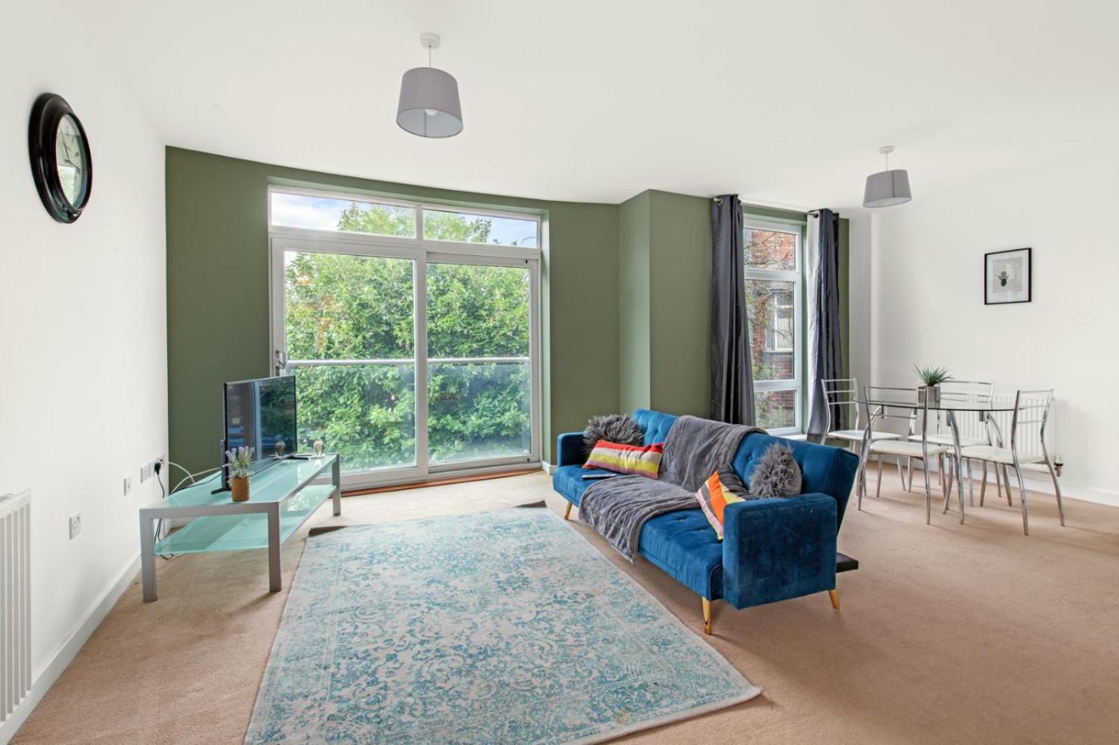 Spacious 2 Bedroom Opposite Qmc Hospital Apartment