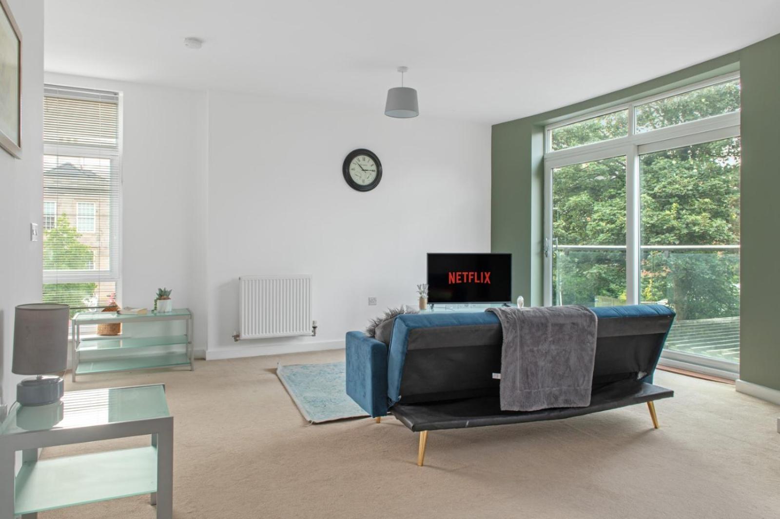 Spacious 2 Bedroom Opposite Qmc Hospital Apartment