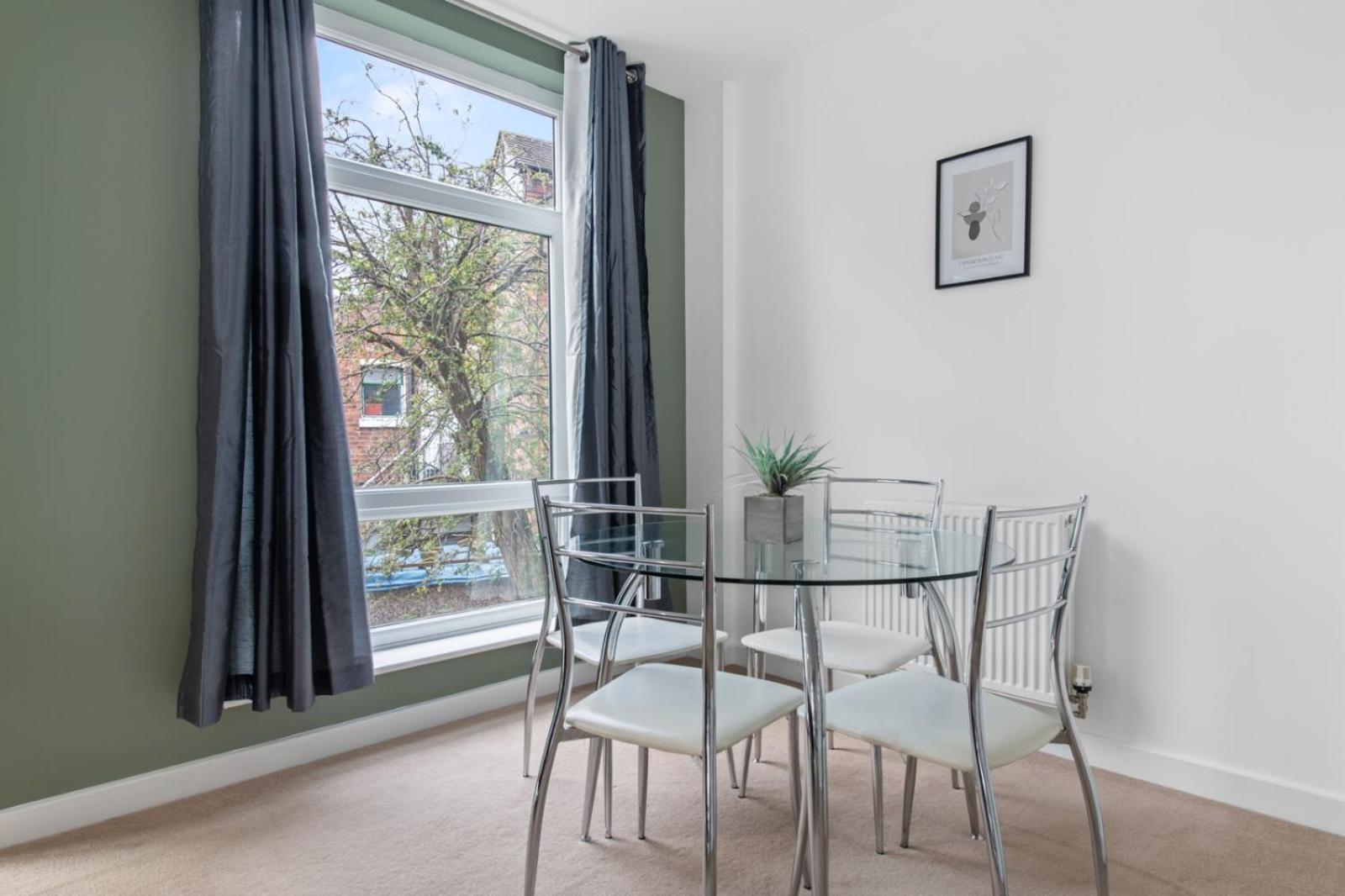 Apartment Spacious 2 Bedroom Opposite Qmc Hospital *