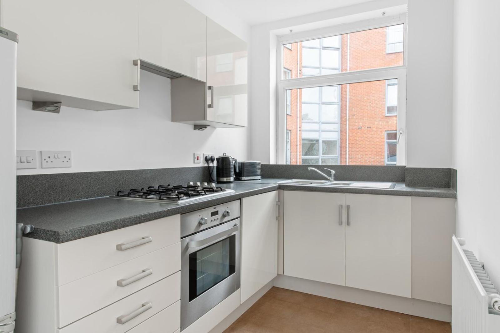 Spacious 2 Bedroom Opposite Qmc Hospital Apartment