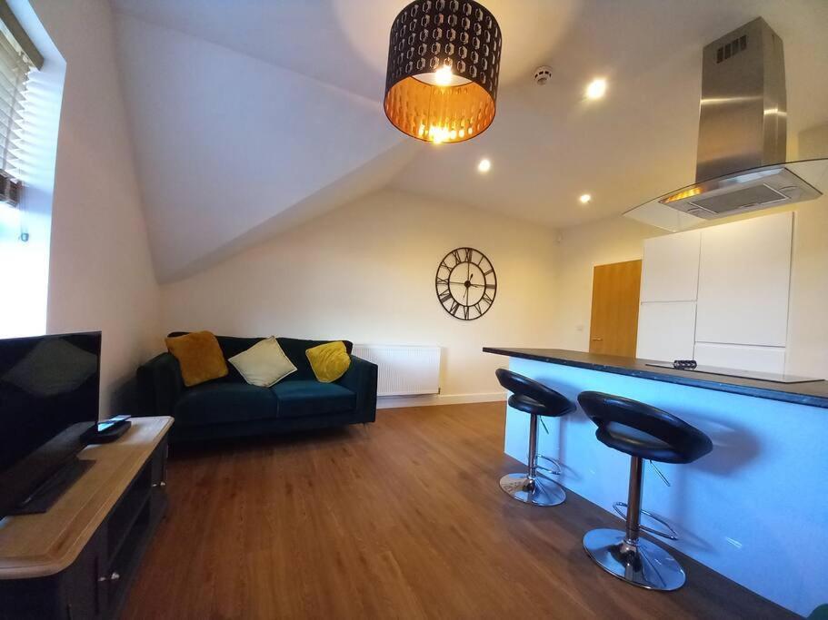 Roomy Penthouse 2 Double Bed - Spacious - Beeston - Free Secure Parking - *