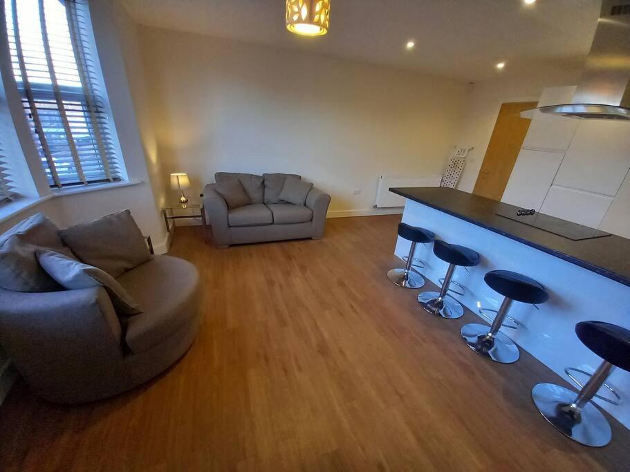 Spacious 2 Double Bed - Free Parking - Beeston Location *