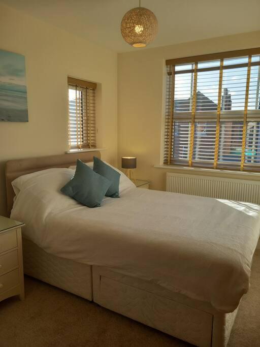 Spacious 2 Double Bed - Free Parking - Beeston Location