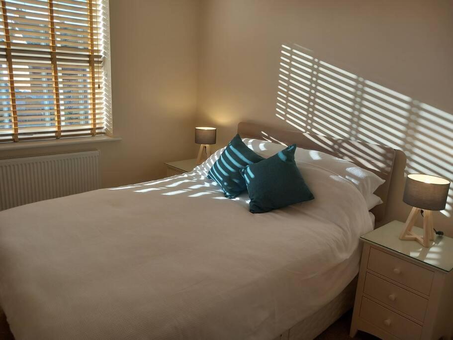 Spacious 2 Double Bed - Free Parking - Beeston Location