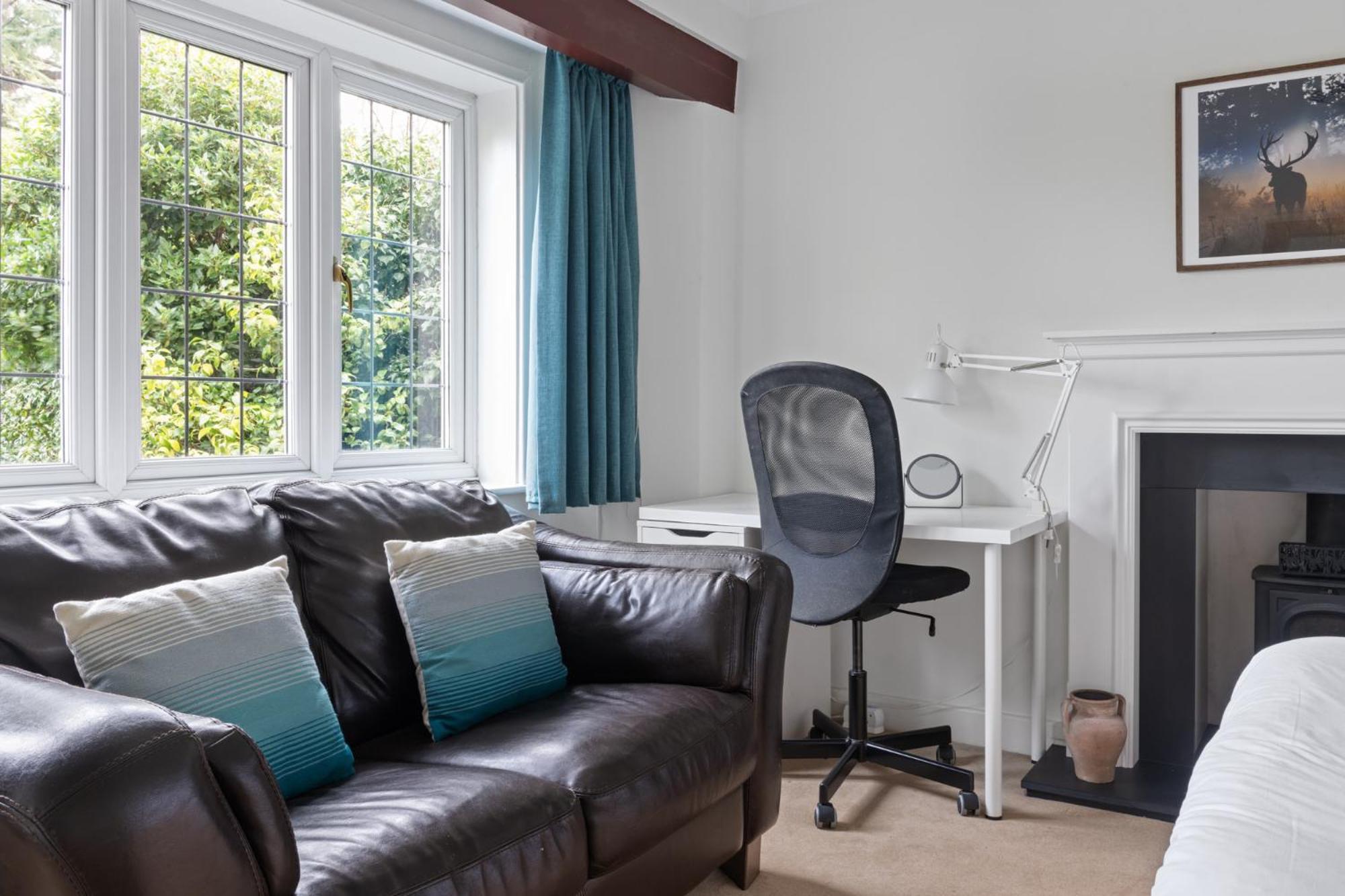 Spacious 4 Bedroom House With Lovely Large Garden Holiday home Nottingham