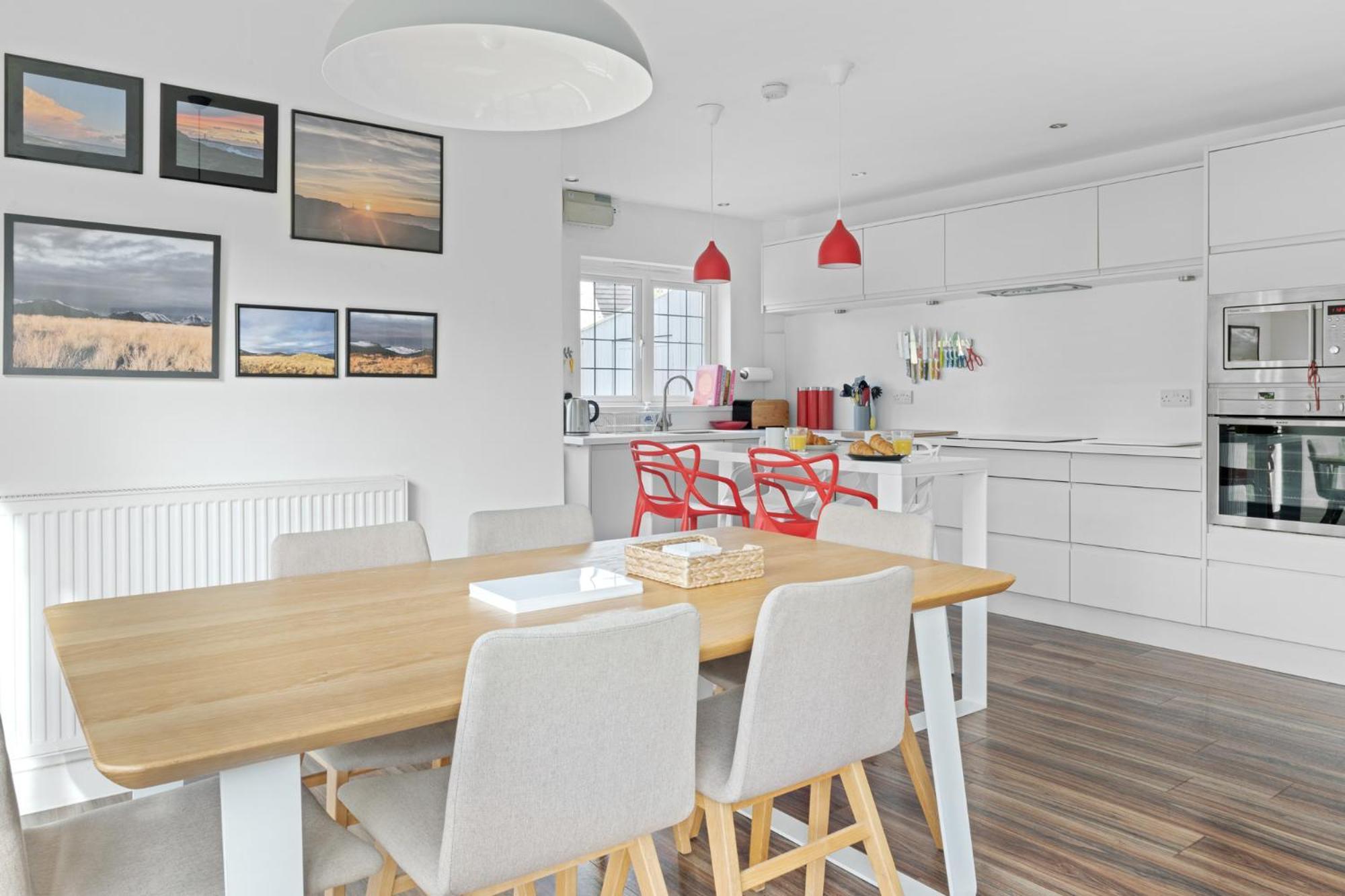 Spacious 4 Bedroom House With Lovely Large Garden Holiday home *