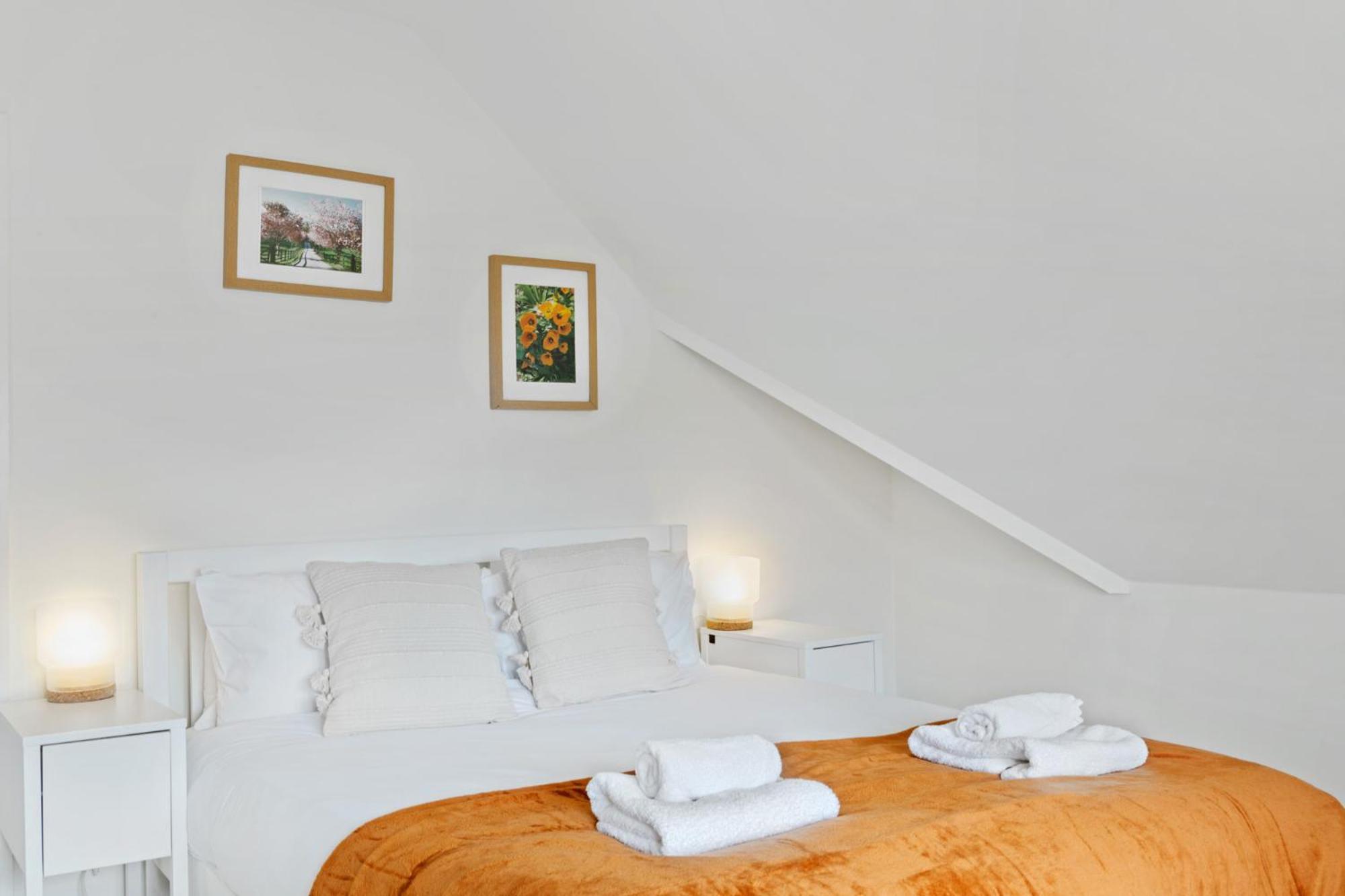 Spacious 4 Bedroom House With Lovely Large Garden Holiday home *