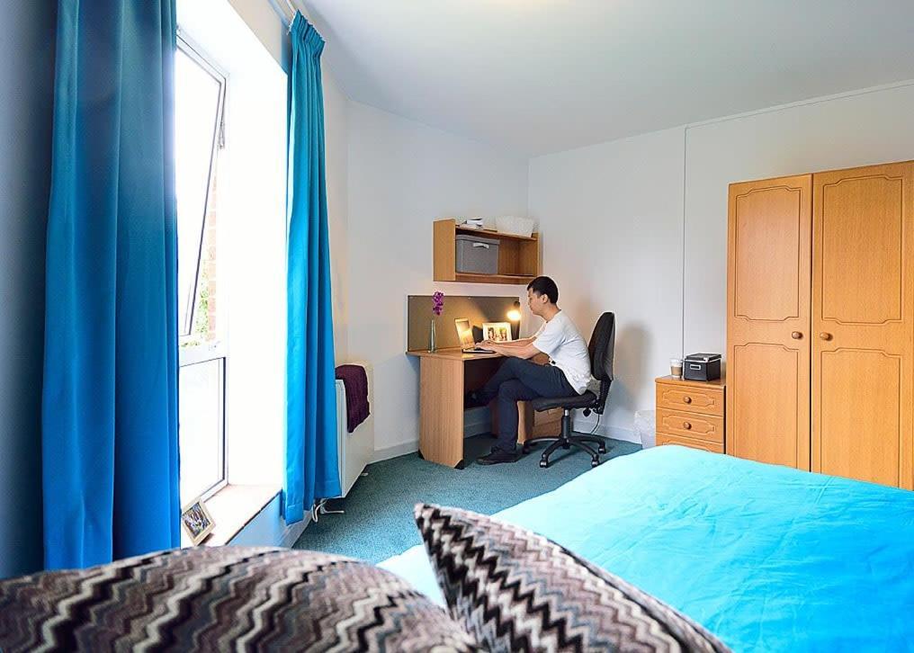 Modern Living And At Broadgate Park In * Nottingham