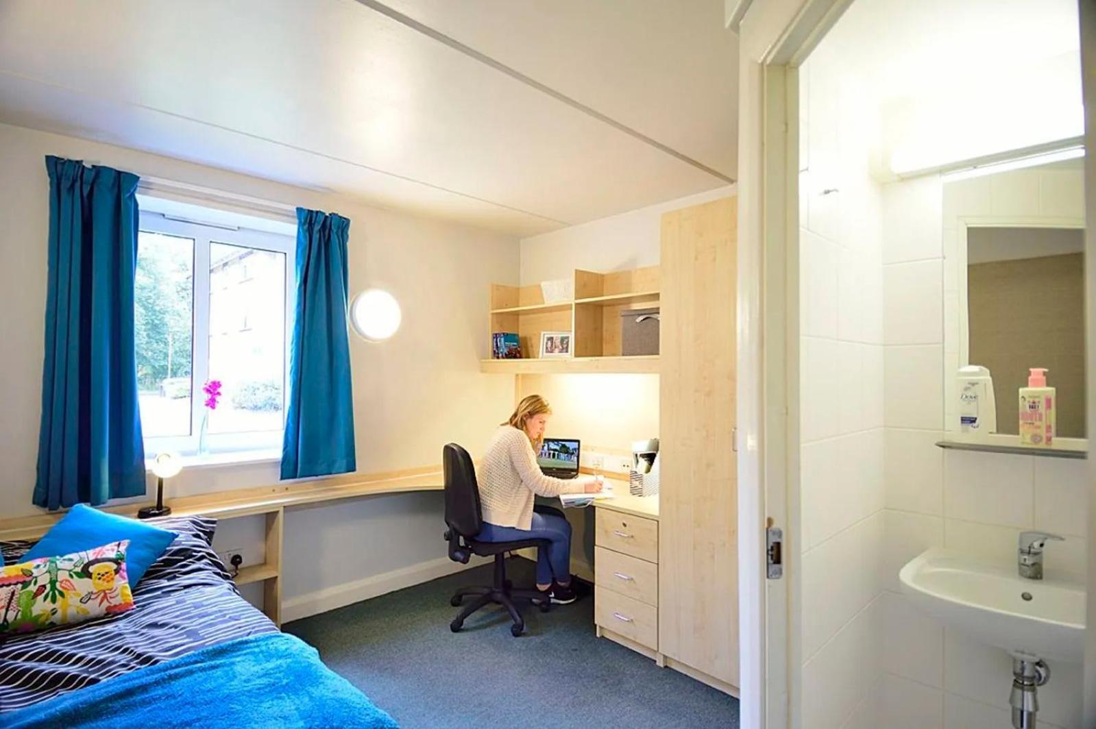 Modern Living And At Broadgate Park In Nottingham