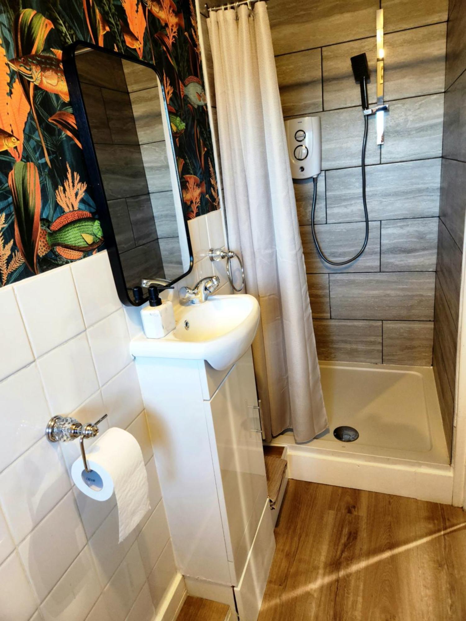Apartment Stylish Serviced Studio Flat With Parking Located Just Off The Vibrant Mansfield Road *