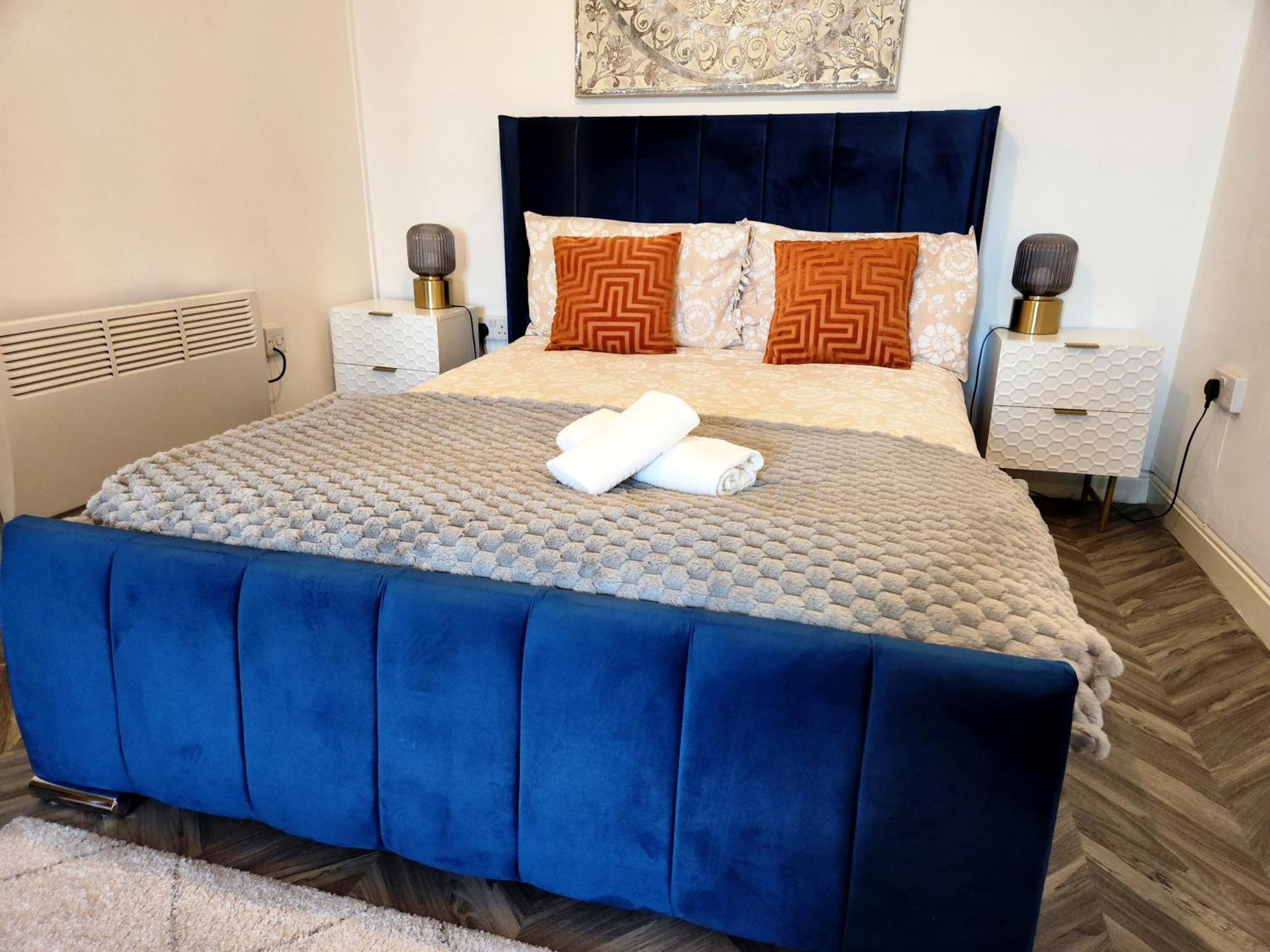 Apartment Stylish Serviced Studio Flat With Parking Located Just Off The Vibrant Mansfield Road *