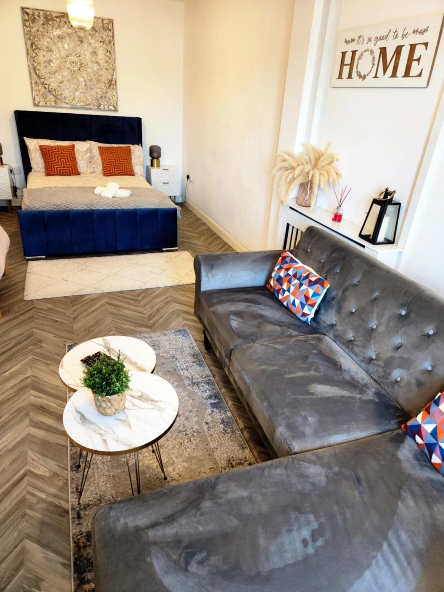 Stylish Serviced Studio Flat With Parking Located Just Off The Vibrant Mansfield Road Nottingham