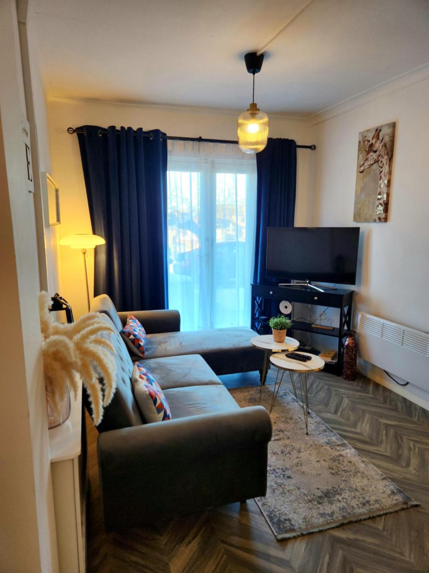 Stylish Serviced Studio Flat With Parking Located Just Off The Vibrant Mansfield Road Apartment