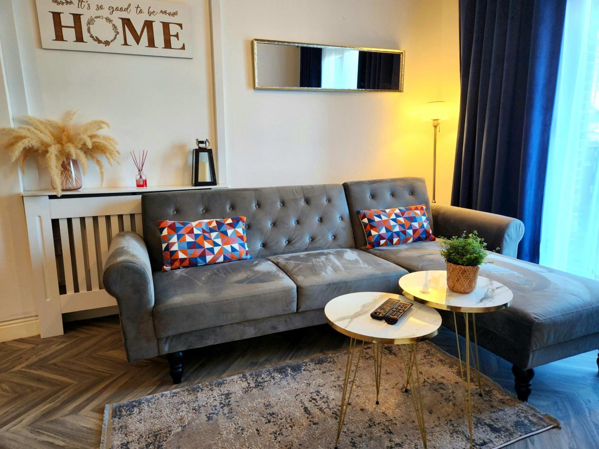 Stylish Serviced Studio Flat With Parking Located Just Off The Vibrant Mansfield Road Nottingham