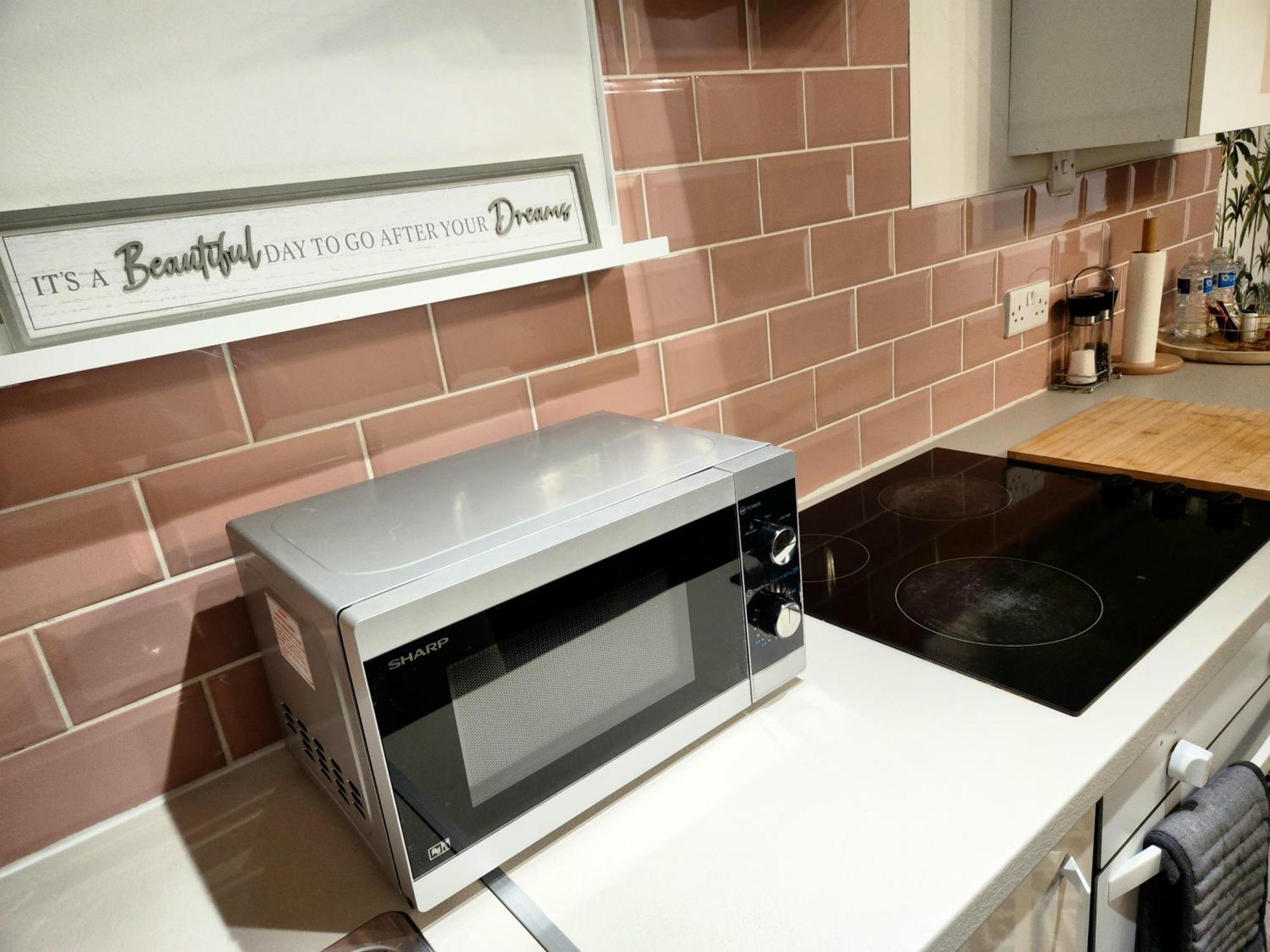 Stylish Serviced Studio Flat With Parking Located Just Off The Vibrant Mansfield Road Apartment