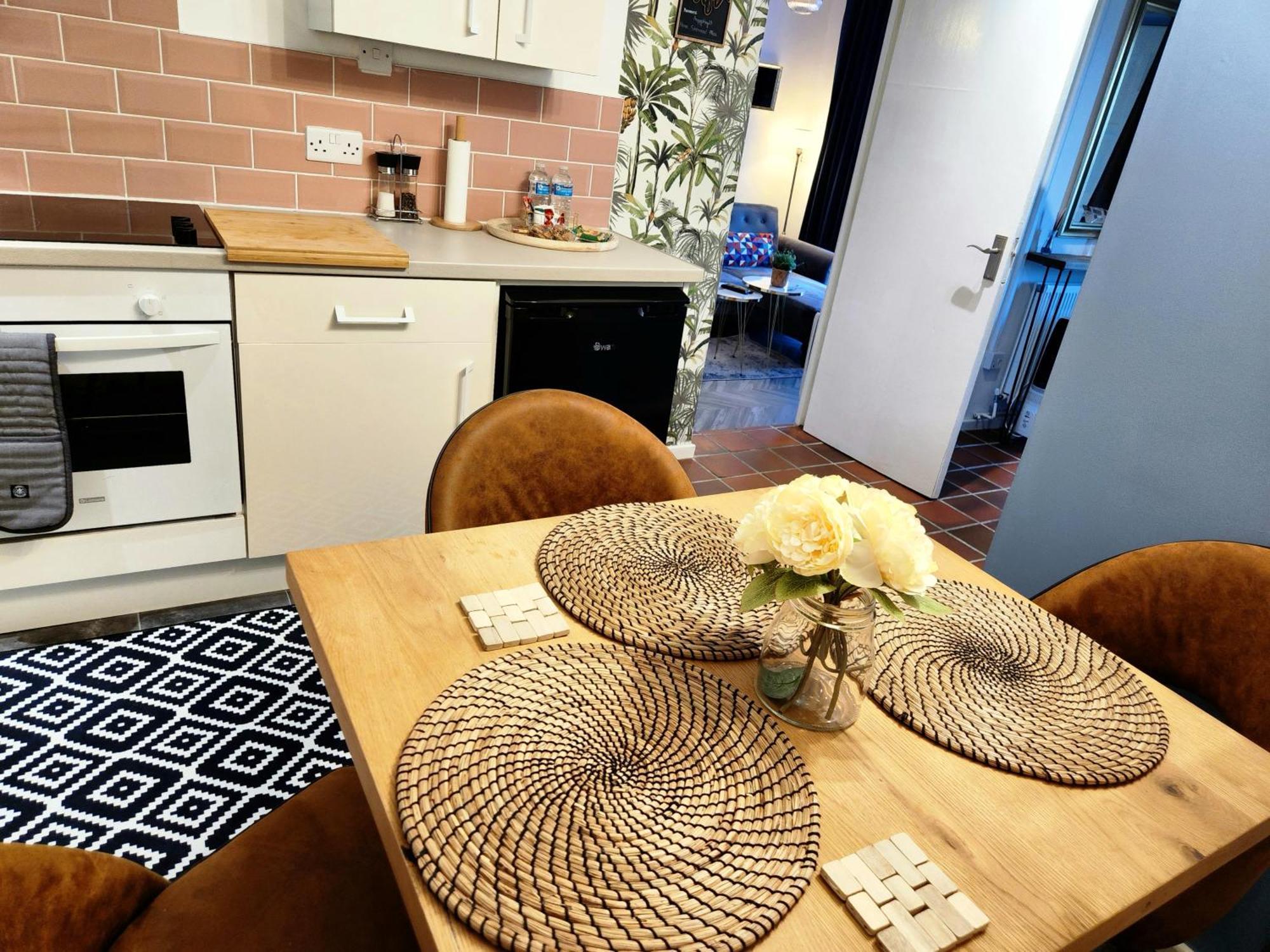 Apartment Stylish Serviced Studio Flat With Parking Located Just Off The Vibrant Mansfield Road *