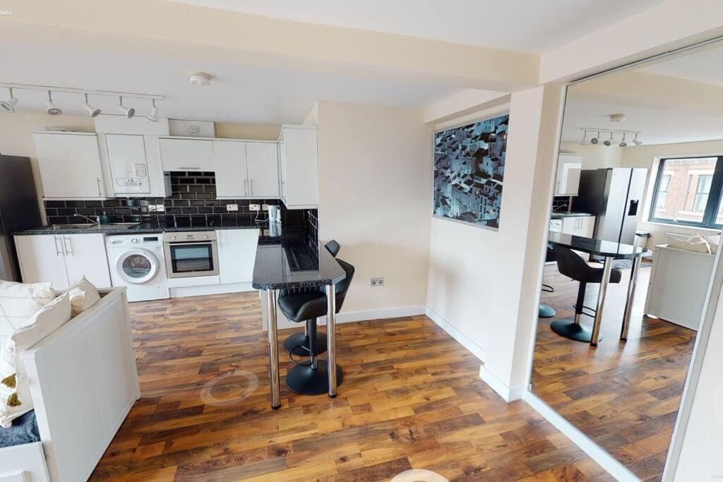 Lovely Two Bed Flat With Free Parking Apartment