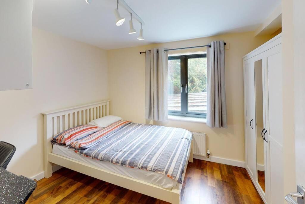 Lovely Two Bed Flat With Free Parking * Nottingham