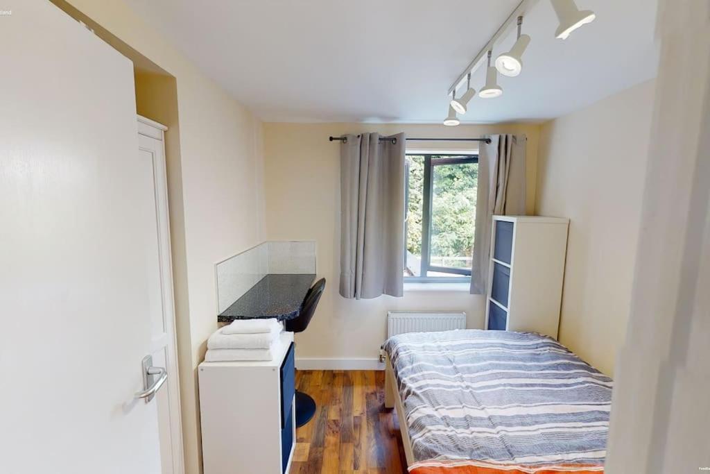 Lovely Two Bed Flat With Free Parking *
